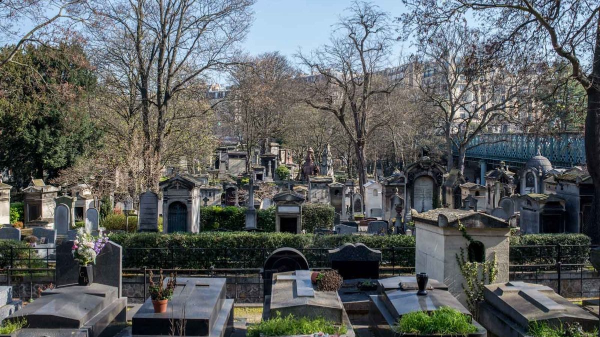 Le Cimetière de Montmartre Le Cimetière de Montmartre