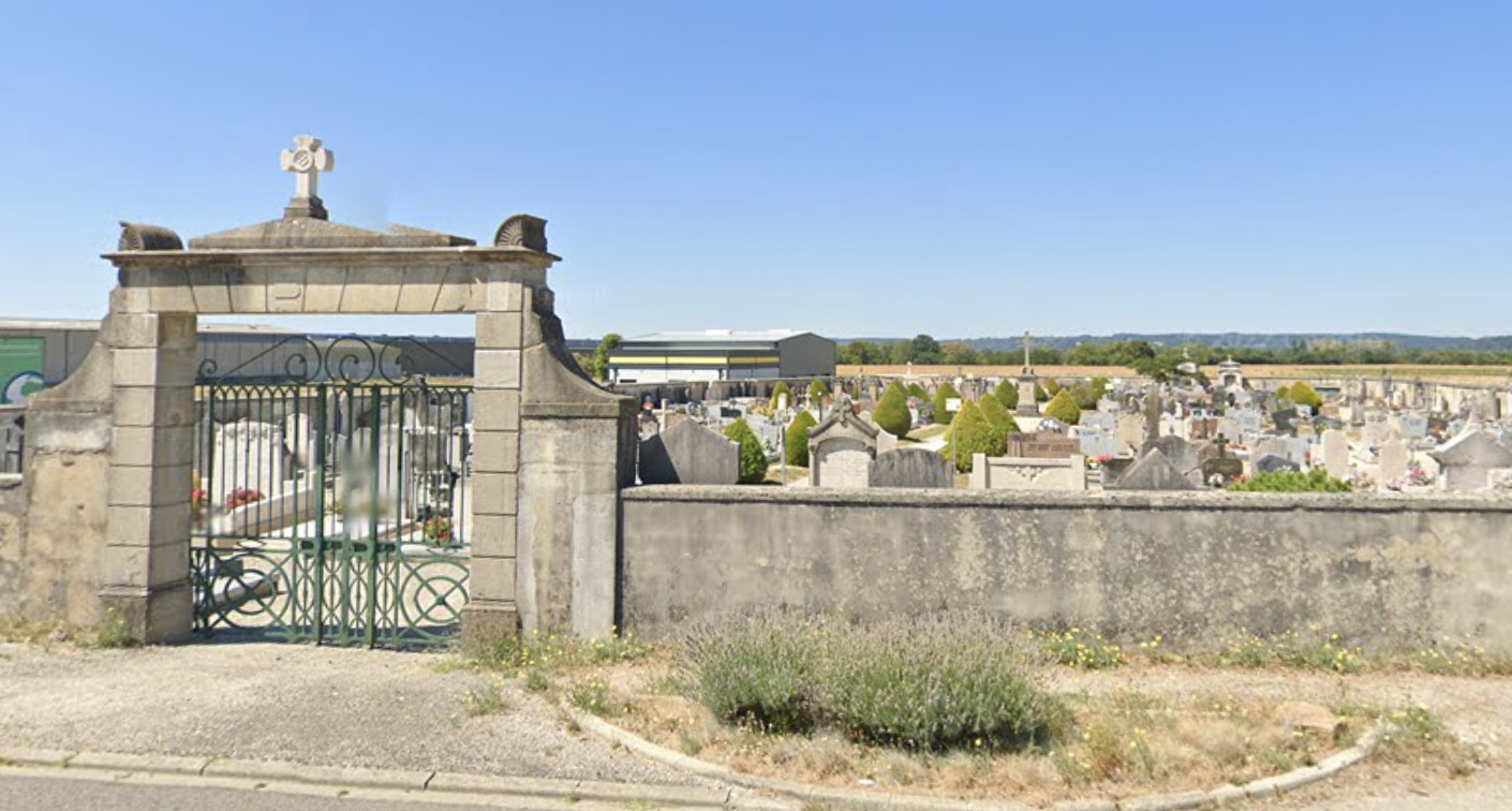 Le cimetière de Saint-Jean-le-Vieux Le cimetière de Saint-Jean-le-Vieux